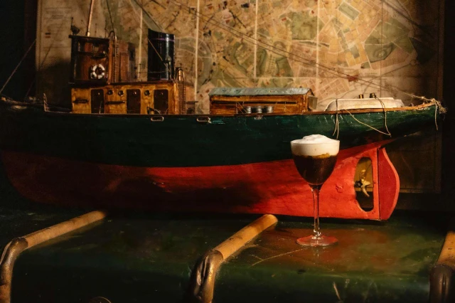 Rom hat seinen eigenen maritimen Salon: Wisdomless – zwischen Seekarten, Tattoos und Signature-Mixology