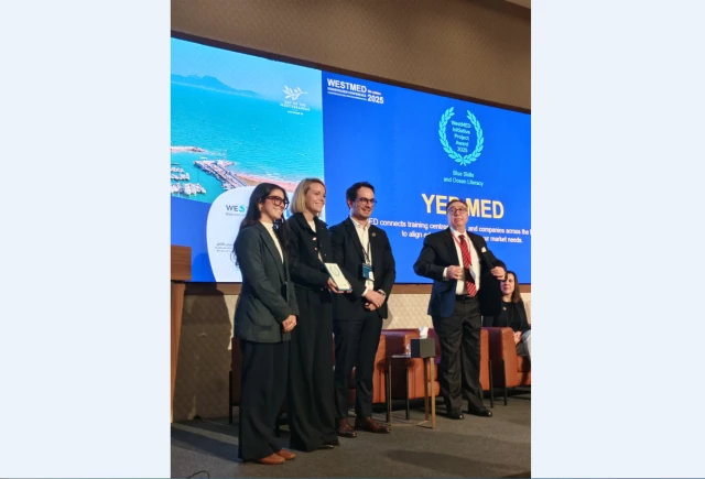 Didascalia suggerita: Alessia Mastromattei (Country Manager – Italia) e Marta Miquel (Deputy Director General) hanno ritirato il premio a nome della Escola Europea.