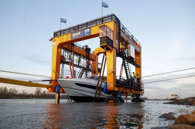 First crane operation with the ship crane Big Willi on 16 December