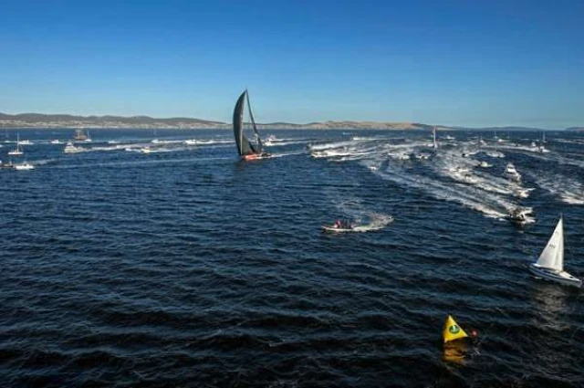 Master Lock Comanche crossing the line in Hobart : Rolex | Kurt Arrigo
