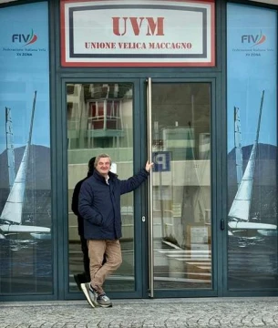 Il presidente Fulvio Ferri davanti alla sede dell’Unione Velica Maccagno