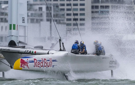 Il Red Bull Italy SailGP Team in azione ad Auckland nella Season 6 di SailGP, tra raffiche intense e condizioni al limite (Credit: Laura Crowhurst)