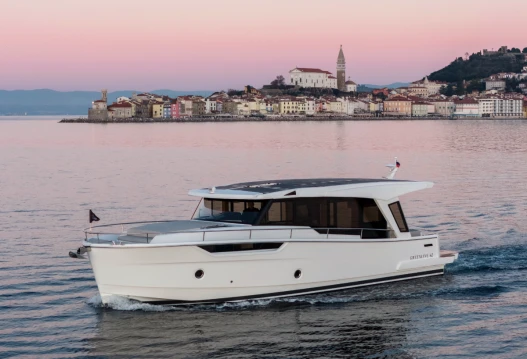 First running shots and details of the New Greenline 42