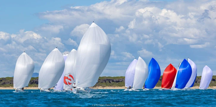 Flotta J/70 nelle acque del Mediterraneo
