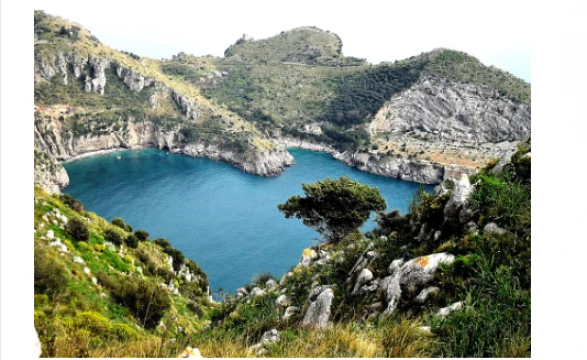 Baia di Ieranto ph. Giuseppe Guida CC BY-SA 4.0  via Wikimedia Commons