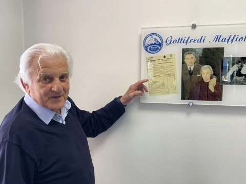 Pier Angelo Maffioli indica la prima polizza assicurativa dell’azienda appena fondata da sua zia, Maria Gottifredi. Nella foto a destra, Maria è con il marito Ettore Luigi Maffioli.