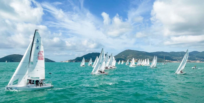 La flotta della J/70 Cup in azione nelle acque del Golfo dei Poeti
