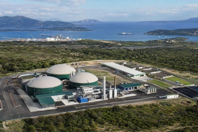 Von Abfällen zu Biomethanol: Sardinien setzt auf nachhaltige Yachten. Illustratives, mittels KI generiertes Bild