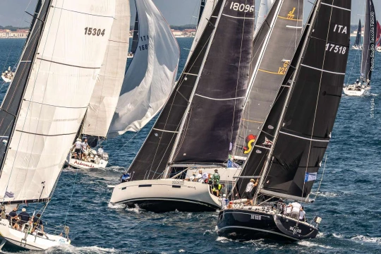 Spettacolo alla partenza della 151 Miglia-Trofeo Cetilar