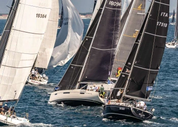Spettacolo alla partenza della 151 Miglia-Trofeo Cetilar