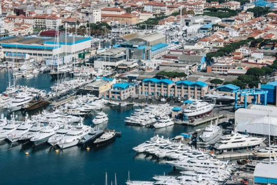 Der Refit-Standort von Lusben in Viareggio