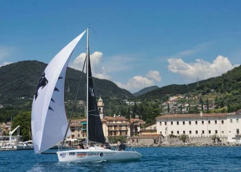 MaxiDolphin Lake Garda Sailing Series 2026, la Salò Sail Metting è di Achab di Luca Nassini