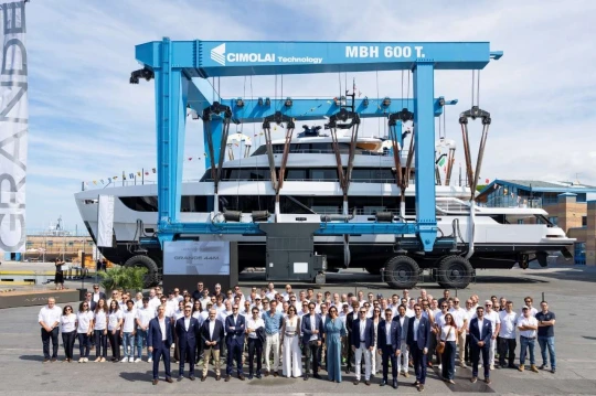 Azimut lässt die Grande 44M vom Stapel, 44-Meter-Flaggschiff