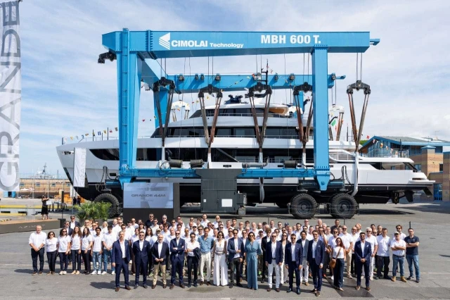 Azimut lässt die Grande 44M vom Stapel, 44-Meter-Flaggschiff