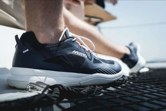 Musto lancia nuove scarpe da barca e una nuova collezione di borse e valigie