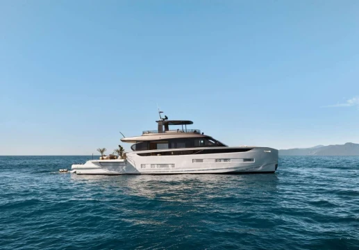 Azimut Seadeck 9: das neue Flaggschiff mit 180°-Pooldeck und hybridfähigem Antrieb