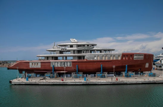 Rumpf der Benetti Custom 80M erreicht Livorno