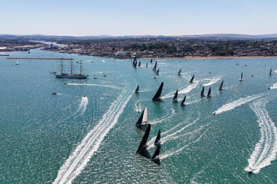 The RORC Round Britain and Ireland Race sets off from the RYS line in Cowes - 32 boats, 182 crew from 22 countries, 1,800nm, 1 great challenge﻿
﻿© James Tomlinson/RORC